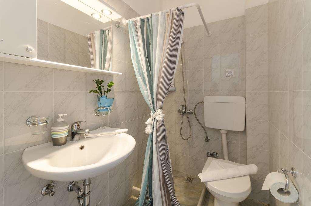 Dryades Family Hotel Drios Bilik gambar